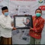 Prof dr KH Asep Saifuddin Chalim, MA, saat menerima Penghargaan Utama dari M Mas’ud Adnan, CEO HARIAN BANGSA,  sebagai pemimpin  Visioner dan Inspiratif di kantor HARIAN BANGSA, Selasa (1/3/2022). Foto: bangsaonine.com

