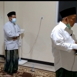 Prof Dr KH Asep Saifuddin Chalim, MA, acara saat jadi imam Salat Malam yang digelar secara rutin dan virtual di kediaman Ning Imah, salah satu putrinya, di Pondok Pesantren Amanatul Ummah Jalan Siwalankerto Utara Surabaya tadi malam (Kamis/19/8/2021). foto: mma/ bangsaonline.com