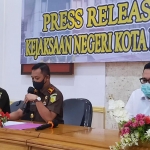 Dari kiri, Nurngali (Kasi Pidsus), Sofyan Selle (Kajari Kota Kediri), dan Zalmianto Agung (Kasi Intel) saat memberikan keterangan soal kasus kredit macet BPR Kota Kediri di Aula Kantor Kejari Kota Kediri, Selasa (29/1/2021). foto: MUJI HARJITA/ BANGSAONLINE