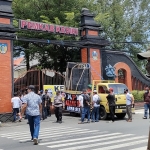 Aksi demo oleh IPK di Depan pintu Kantor DPRD Kabupaten Kediri. Foto: Muji Harjita/ BANGSAONLINE.com 