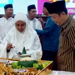 Wali Kota Mojokerto Ika Puspitasari saat memotong tumpeng didampingi sang suami tercinta, Supriyadi.