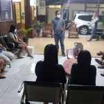 Empat PSK dan dua pasangan bukan suami istri digelandang ke Mapolsek Waru.