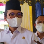 Bupati Bangkalan R. Abdul Latif Amin Imron siap disuntik vaksin Covid-19. (foto: ist)