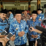 Bupati Indartato saat memberikan keterangan pers usai upacara peringatan Hari Jadi Pacitan ke-273. 