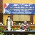 Wali Kota Risma teken Komitmen Bersama terkait Pencegahan dan Penanggulangan Covid-19 di wilayah Kota Surabaya, Kabupaten Sidoarjo dan Kabupaten Gresik di Gedung Negara Grahadi, Surabaya, Kamis (11/6). foto: ist.