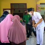 Bupati Arifin saat meninjau penyaluran bantuan modal di Kelurahan Kelutan. (foto: HERMAN/ BANGSAONLINE)