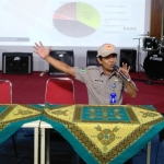 Kepala Pelaksana BPBD Kota Malang Alie Mulyanto memberikan pemahaman kepada karyawan RRI soal penanggulangan bencana, Kamis (17/10). foto: IWAN IRAWAN/ BANGSAONLINE