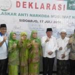 DEKLARASI ANTINARKOBA: Mensos Khofifah Indar Parawansa mendukung deklarasi antinarkoba di sela Pelantikan Pengurus Muslimat NU SIDOARJO, di SMPN 1 Sidoarjo, Minggu (17/7). foto: MUSTAIN/ BANGSAONLINE