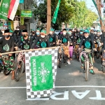 Wali Kota Kediri Abdullah Abu Bakar saat memberangkatkan peserta gowes religi. foto: MUJI HARJITA/ BANGSAONLINE