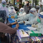 Petugas kesehatan saat melakukan rapid test kepada pengunjung Pasar Legi Mojosari.