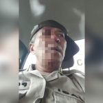 Seorang petugas polisi terkena lemparan batu para pengunjukrasa saat mengamankan pembakaran Kantor DPRD Papua Barat di Manokwari, Senin (19/9/2019). Foto ini diambil dari video yang beredar di grup-grup WhatsApp (WA) para tokoh di Papua Barat.