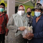 Wabup Aminatun Habibah didampingi Camat Kedamean Sukardi saat menghadiri operasi minyak goreng murah. foto: IST./ BANGSAONLINE