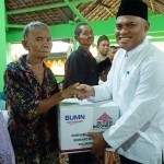 Executive Vice President (EVP) of Plant Operational Semen Indonesia, Mukhamad Saifudin memberikan bantuan kepada warga.
