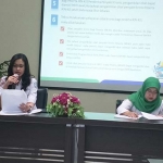 Kepala BPJS Cabang Mojokerto Dina Diana saat memberikan penjelasan dalam konferensi pers.