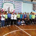 PEMBUKAAN LIFS: Ketua KONI Sidoarjo M Franki Effendi dan Ketua Badan Futsal Sidoarjo Dwijo Prawito pose bersama dengan peserta LIFS 2016, di lapangan Flaminio Futsal, Kota Sidoarjo, Rabu (28/9). foto: MUSTAIN/ BANGSAONLINE