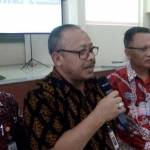 Kepala Regional 4 OJK Surabaya, Sukamto, saat memberikan keterangan usai menggelar Evaluasi. foto: SUWANDI/ BANGSAONLINE