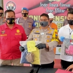 Kapolres Blitar AKBP Ahmad Fanani Eko Prasetya sedang menunjukkan barang bukti kejahatan oknum PNS Dishub.