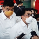 Machfud Arifin didampingi Mujiaman memberikan keterangan kepada wartawan terkait rencana melayangkan permohonan gugatan sengketa Pilwali Surabaya ke MK. foto: DIDI ROSADI/ BANGSAONLINE