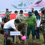 Direktur Utama Petrokimia Gresik, Dwi Satriyo Annurogo, saat menanam pohon. Foto: Ist