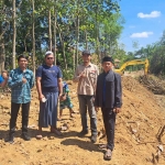Warga saat berada di normalisasi Sungai Blega, Bangkalan.