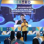 Direktur Keuangan dan Umum Petrokimia Gresik, Budi Wahju Soesilo, saat membuka pembekalan mahasiswa Bestro dengan softskill Entrepreneurship & Mental Health. Foto: Ist