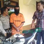 Tersangka pengembat motor diamankan di Polsek Krian.