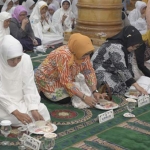 Gubernur Jatim, Khofifah Indar Parawansa berbuka puasa bersama dengan ASN Pemprov Jatim dimasjid Baitul Hamdi. foto: ist