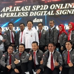 Dr. Jumadi, Kepala BPKAD Jatim bersama tim usai launching aplikasi SP2D Online dan Paperless Digital Signing di Gedung Negara Grahadi. foto: Didi Rosadi/ BANGSAONLINE