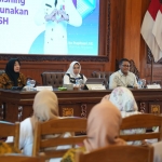 Wali Kota Ning Ita (tengah) saat memberi arahan di kegiatan pelatihan