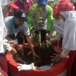 Penanaman pohon produktif di bantaran sungai di Kecamatan Merakurak, Kabupaten Tuban.