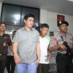 Mashudi Satrio digelandang menuju mobil tahanan, akan di kirim ke Rutan di Jombang. foto: soewandito/ BANGSAONLINE