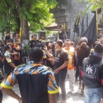 Massa LSM GMBI saat demo di depan Kantor DPUTR Gresik. foto: SYUHUD/ BANGSAONLINE