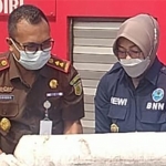 Kepala Kejari Kabupaten Kediri Chandra Eka Yustisia dan Kepala BNNK Kediri AKBP Lilik Indarwati menunjukkan salah satu barang bukti sebelum dimusnahkan. Foto: Ist.