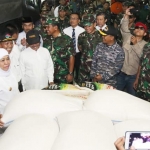 Gubernur Jatim Khofifah Indar Parawansa meninjau bantuan yang akan dikirim ke Papua melalui KRI dr. Suharso-990. foto: ist