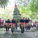 Gunungan yang dibuat dari berbagai makanan hasil bumi sebagai tanda mengawali kirap budaya di Sumber Banteng. Foto: Ist