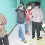 Petugas, warga sekitar, dan perangkat desa setempat usai mendobrak pintu kamar korban.