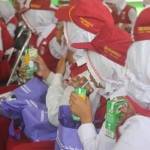 Para anak nelayan saat diajak minum susu dan makan telur. Mereka juga diberi pengetahuan manfaat mengonsumsi telur dan susu. foto: suwandi/BANGSAONLINE