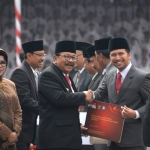 Gubernur Jawa Timur Dr H Soekarwo membagikan piagam kepada Bupati Trenggalek Emil Dardak, saat acara Peringatan Hari Sumpah Pemuda ke-89 di Gedung Grahadi Surabaya. 