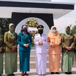 Wakil Bupati Kediri Dewi Mariya Ulfa (baju putih) usai mengikuti upacara Hari Pahlawan di TMP Canda Bhirawa Pare. Foto: Ist.