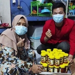 Hendry bersama warga Desa Suko Sidoarjo menunjukkan hasil sambal kemasan yang siap dijual.