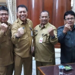 Empat dari lima kandidat sekda, dari kiri Najikh, Andhy, Rudi, dan Tarso sangat kompak. foto: SYUHUD/ BANGSAONLINE