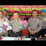 Kapolres Ponorogo AKBP Arief Fitrianto saat menggelar press release pengungkapan kasus penipuan dengan modus penerimaan Akpol tanpa tes.