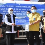 Direktur Utama Petrokimia Gresik, Dwi Satriyo Annurogo didampingi jajaran direksi menyerahkan bantuan oksigen secara simbolis kepada Gubernur Jatim Khofifah Indar Parawansa. foto: ist.
