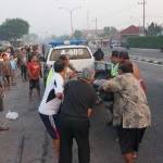 Proses evakuasi kendaraan yang terlibat kecelakaan di jalur Nasional. foto: RONY S/ BANGSAONLINE