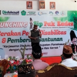 Bupati Pamekasan, Baddrut Tamam, saat melaunching Program Sip Pak Kades di Desa Rek-Kerrek, Kecamatan Palengaan.