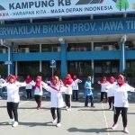 Senam Poco-poco yang digelar oleh Perwakilan BKKBN Prov Jatim di halaman kantor, Jumat (5/10) pagi. Foto: YUDI A/BANGSAONLINE