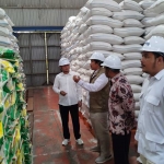 Anggota Komisi I DPR RI, R.H. Imron Amin, ketika meninjau gudang Bulog Bangkalan di kompleks pergudangan Mlajah.