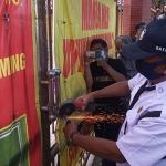 Pembukaan Pintu Gerbang Kelenteng Tuban yang digembok. (foto: ist)