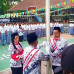 Di event kali ini, guru dilibatkan sebagai komandan upacara, pembaca teks UUD 1945, pembaca ikrar guru dan petugas lainnya.