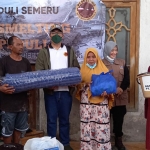 Perwakilan dari PT Smelting ketika menyerahkan bantuan kepada korban erupsi Semeru di Lumajang. Foto: Ist